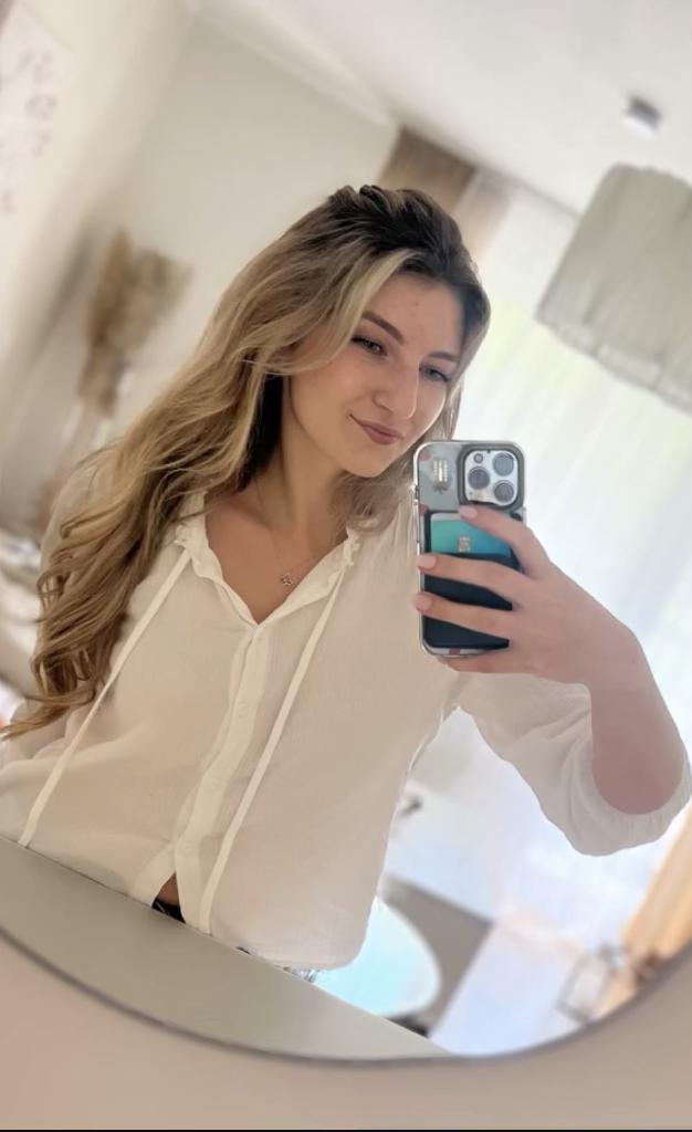 Hannelore, 42
