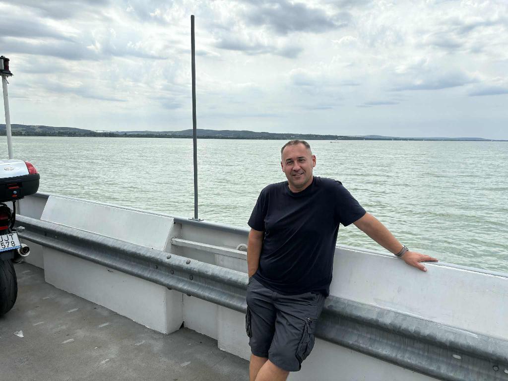 V.Józsi, 48